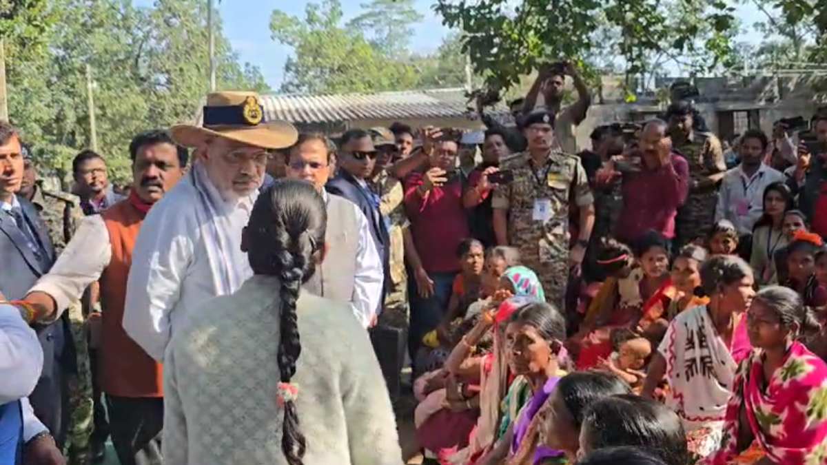 गृहमंत्री अमित शाह ने नक्सल प्रभावित क्षेत्र बीजापुर के सीआरपीएफ कैंप का किया दौरा, ग्रामीणों से चौपाल में चर्चा करते हुए बोले- अब किसी को डरने की जरूरत नहीं
