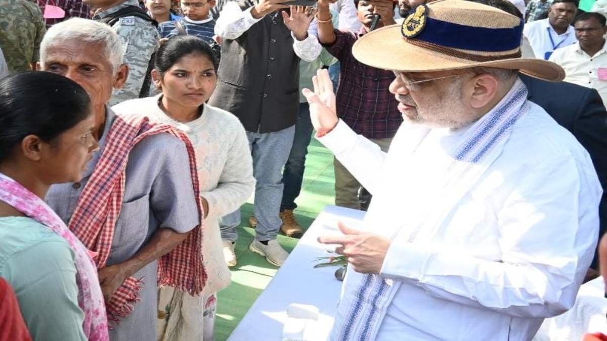 Amit Shah in Bastar: केंद्रीय गृह मंत्री अमित शाह ने महुआ के पेड़ के नीचे लगाई चौपाल, ग्रामीणों से खुलकर की चर्चा, सरकारी योजनाओं का लाभ उठाने किया प्रेरित