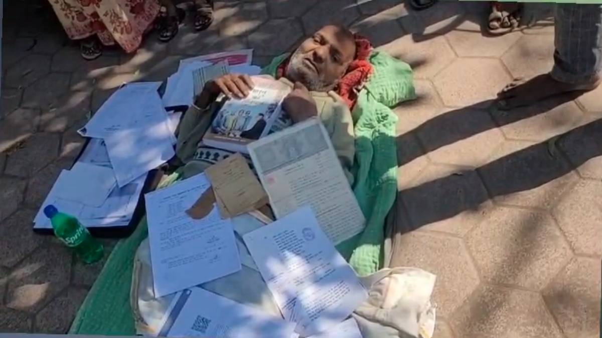 ऐसे मिलेगा न्याय? छाती पर संविधान रखकर किसान ने कलेक्ट्रेट परिसर में किया प्रदर्शन, शिकायत के बाद भी नहीं हो रही सुनवाई, ये है पूरा मामला