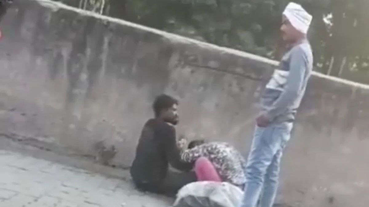 ‘बाबा राज’ में महिलाएं कहां सुरक्षित हैं? दबंगों ने पहले युवती से की छेड़छाड़, फिर सरेराह बेरहमी से पिटाई कर तेजाब से नहलाने की दी धमकी, क्या यही ‘सुशासन’ है!