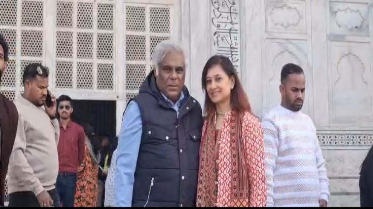 वाह ताज! परिवार के साथ ताजमहल का दीदार करने पहुंचे आशीष विद्यार्थी, एक्टर ने तारीफ में कही ये बात…