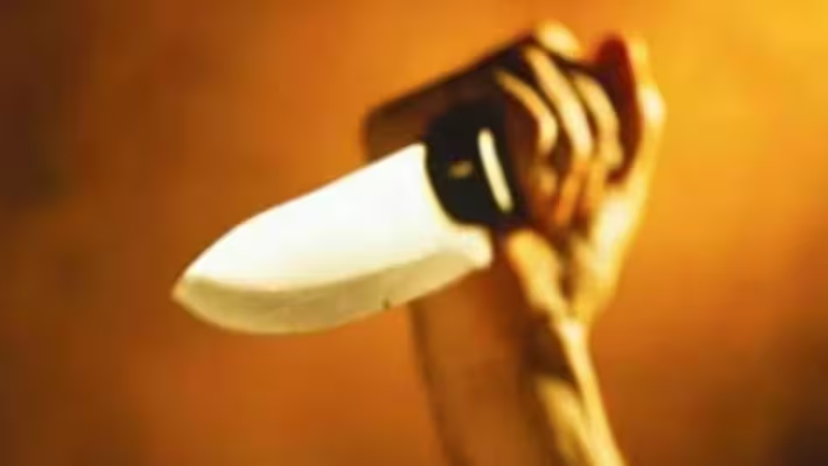 UP में उड़ रहीं कानून की धज्जियां : सनकी आशिक ने प्रेमिका के घर जाकर खुद को मारा चाकू, इधर ताने से नाराज छात्र ने दोस्त की मां को उतार दिया मौत के घाट