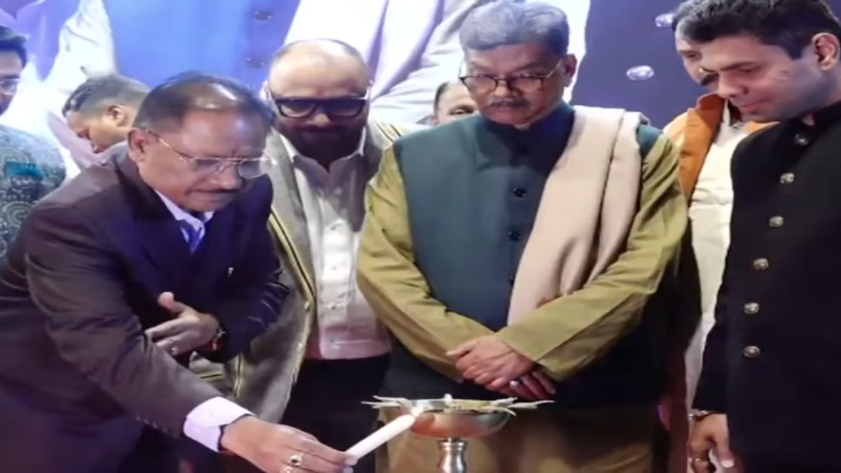‘देसी टॉक कवि सम्मेलन 5.0’: खत्म हुआ इंतजार, CM विष्णुदेव साय ने दीप प्रज्वलित कर किया कार्यक्रम का शुभारंभ, यहां देखें LIVE