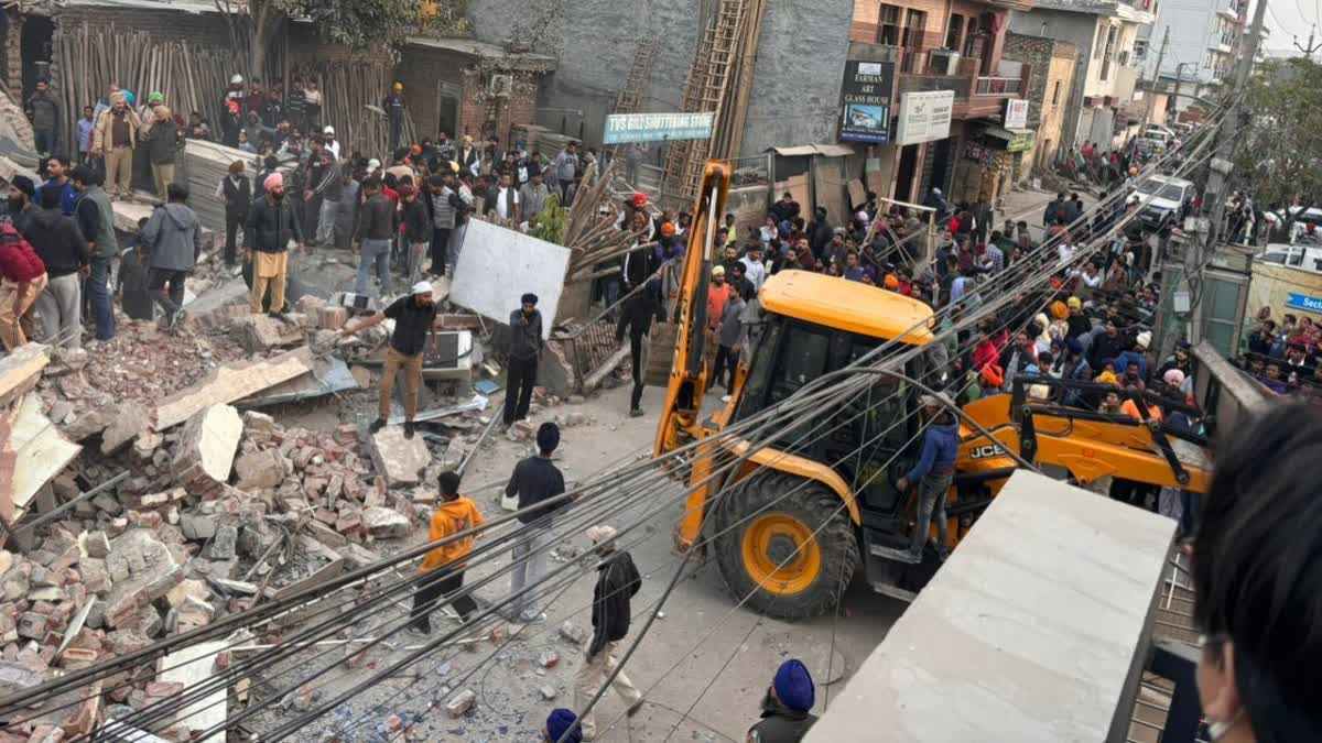 इमारत गिरने से कई लोग दबे, सीएम ने जताया दुख, बचाव अभियान जोरों पर…