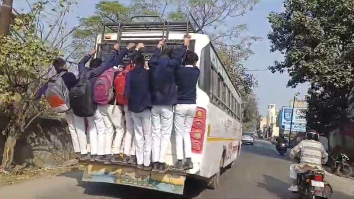 मौत का इंतजार है क्या! जिंदगी दांव पर लगाकर यात्रा करते दिखे स्कूली बच्चे, नींद में जिम्मेदार, देखें ‘सिस्टम’ की नाकामी का VIDEO