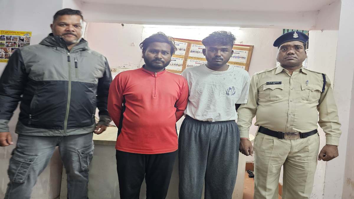 Raipur News: ऑफिस से 10 लाख रुपये की चोरी, पुलिस ने 2 आरोपियों को किया गिरफ्तार, नगदी समेत 15 लाख के सामग्री जब्त