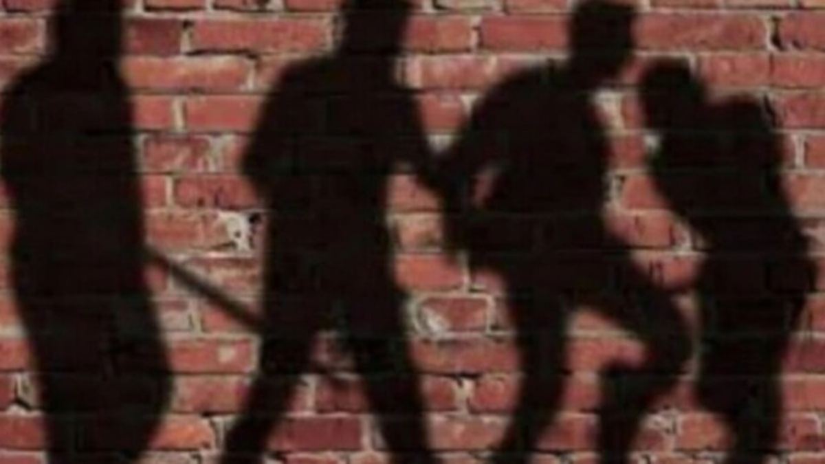 UP पुलिस है मौत की जिम्मेदार! 10वीं के छात्र को न्यूड कर मुंह पर किया पेशाब, चटवाया थूक, लगाया मौत के गले, हैरान कर देगी दोस्तों के दरिंदगी की Story…
