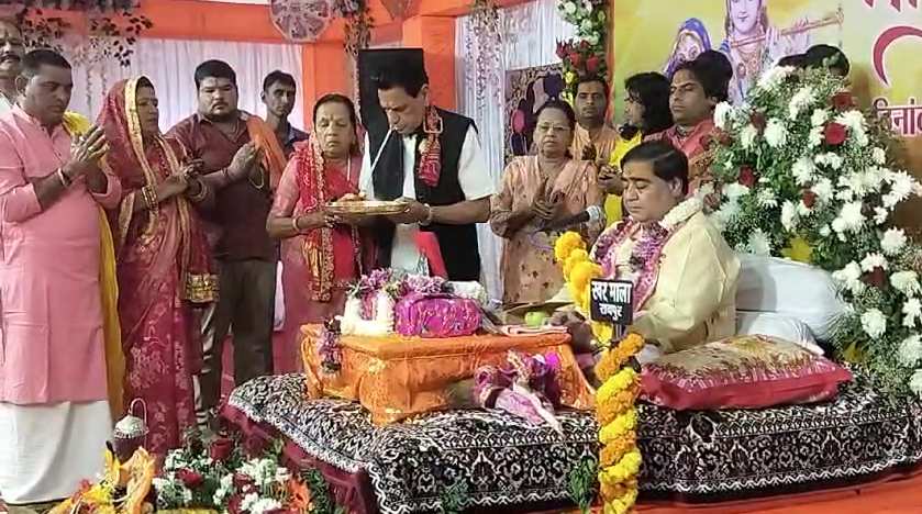श्रीमद भागवत महापुराण ज्ञान यज्ञ में भक्ति रस में डूबे श्रद्धालु