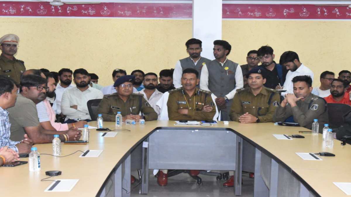 क्रिसमस और नए साल के जश्न को लेकर रायपुर पुलिस सख्त : एसएसपी ने होटल, रेस्टोरेंट और कैफे संचालकों की बैठक बुलाई, बोले- नियम और कानून का उल्लंघन करने वालों को बख्शा नहीं जाएगा