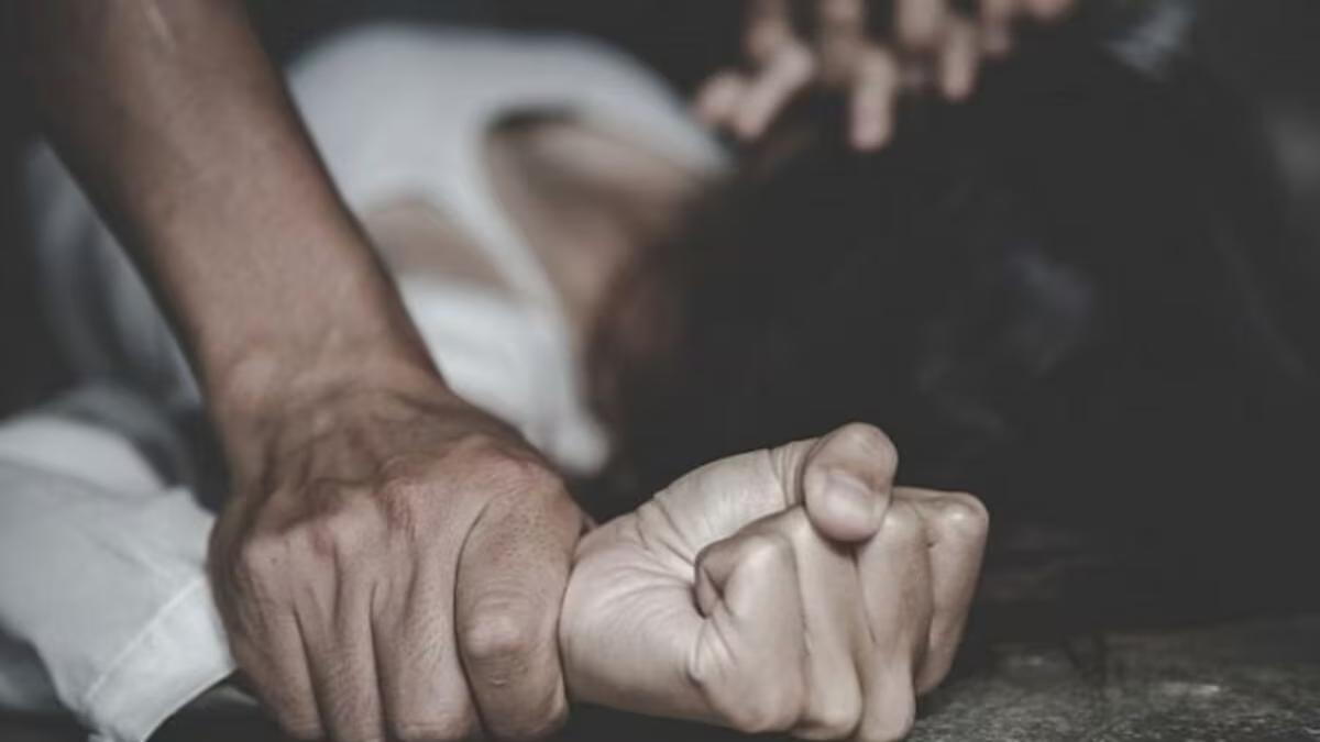 कार में काला कारनामाः डॉक्टर ने 2 दोस्तों के साथ मिलकर दलित महिला को बनाया हवस का शिकार,  दरिदंगी की वारदात जानकर दहल उठेगा दिल