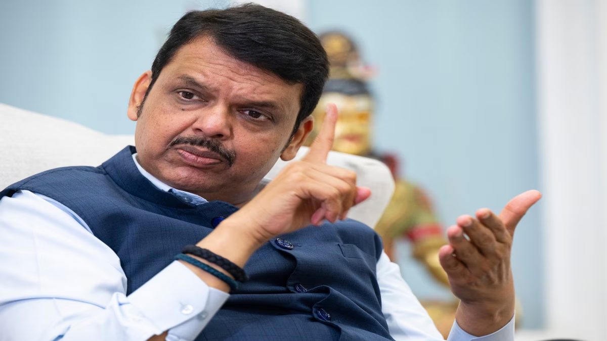 CM Devendra Fadnavis को बदनाम करने वाले सोशल मीडिया यूजर्स पर बड़ी कार्रवाई, 12 के खिलाफ FIR दर्ज