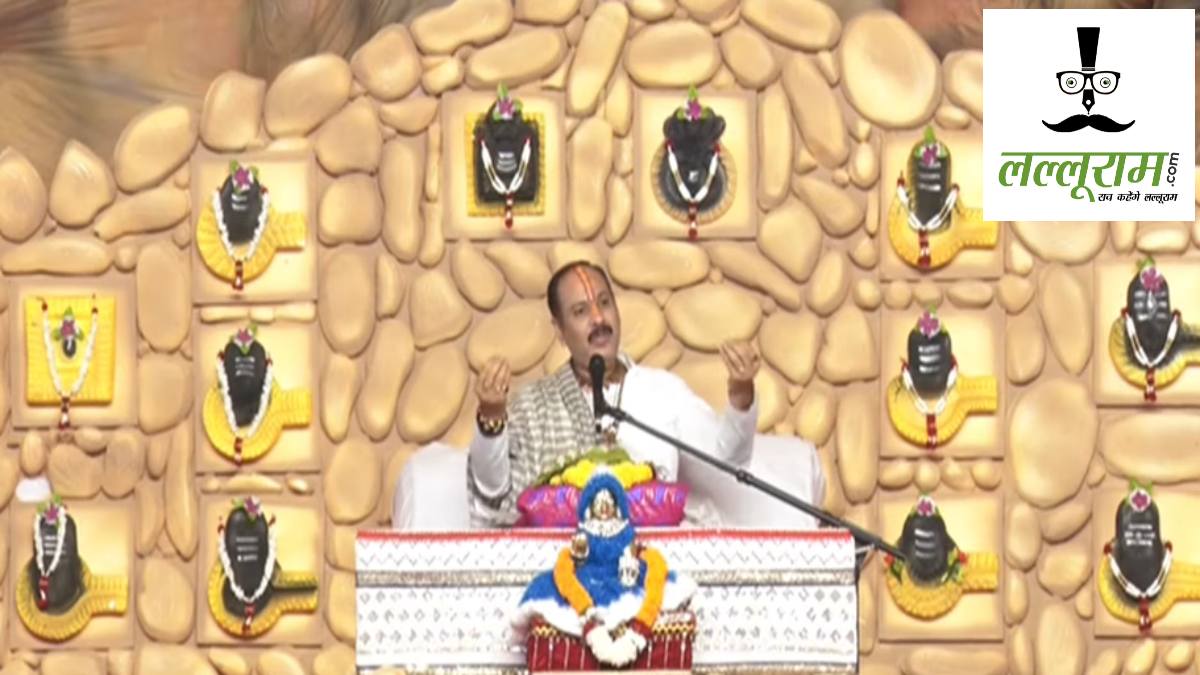 कथा वाचक प्रदीप मिश्रा ने बिना नाम लिए सांता क्लॉज को लेकर की विवादित टिप्पणी, भक्तों से कहा-बच्चों को ऐसे ड्रेस पहनाओं जिसे भारतीय होने पर गर्व