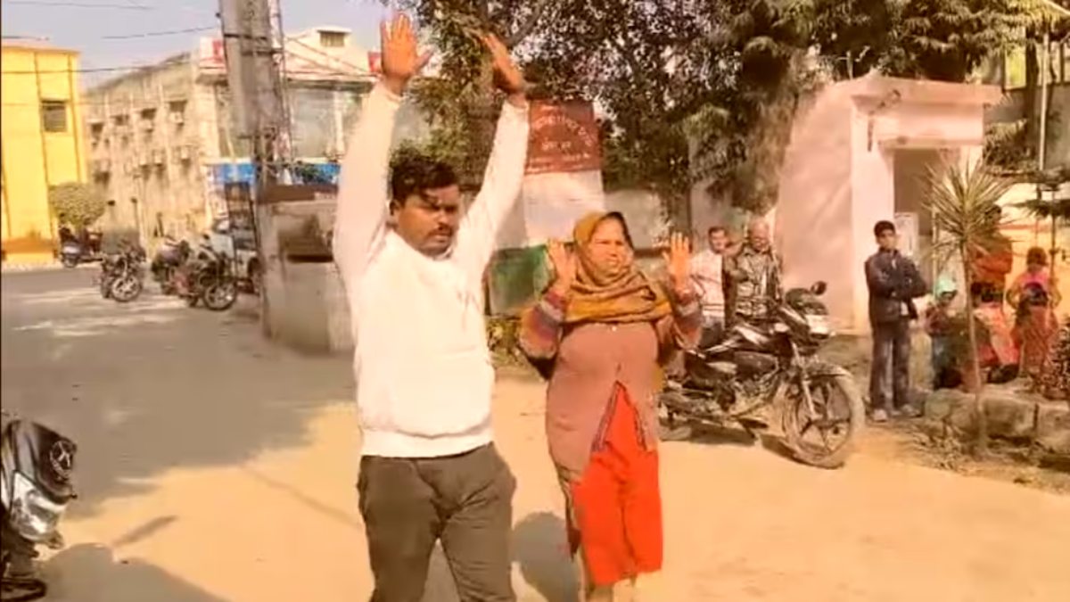 ‘साहब बेटे से गलती हो गई, इसका एनकाउंटर मत कीजिए’, आरोपी को थाने लेकर पहुंची मां ने पुलिस से लगाई गुहार