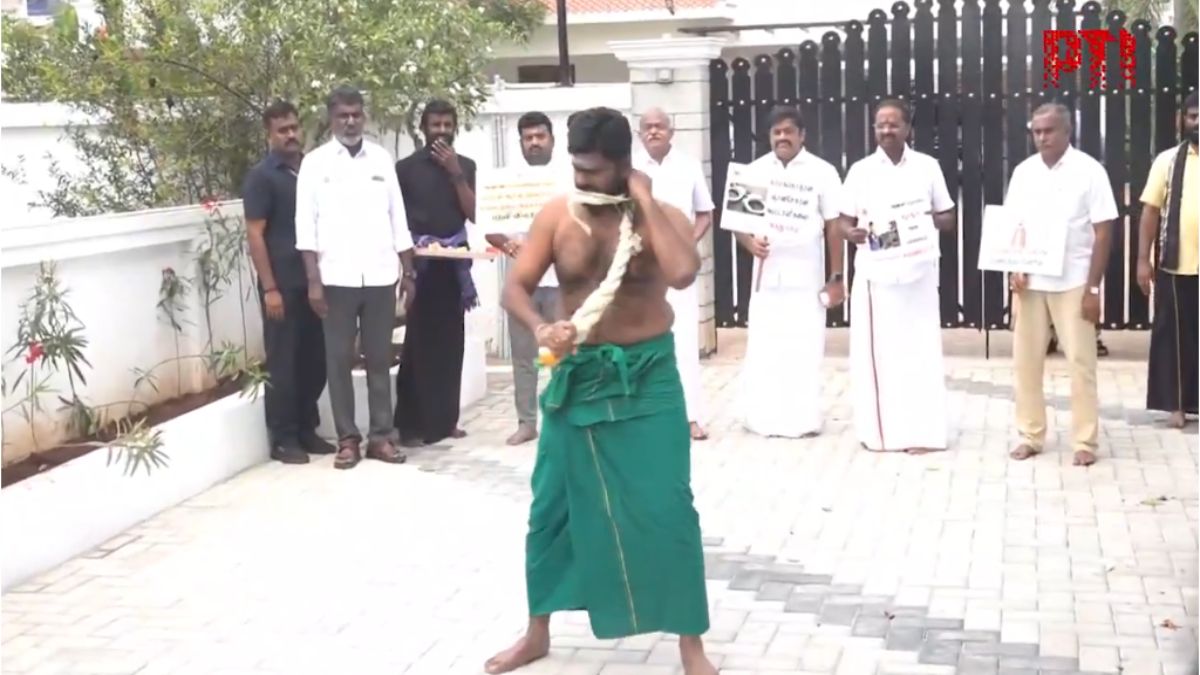Annamalai Protest: तमिलनाडु बीजेपी अध्यक्ष के अन्नामलाई ने अर्धनग्न होकर खुद पर बरसाए कोड़े, अन्ना यूनिवर्सिटी रेप मामले में किया प्रदर्शन, देखें वीडियो