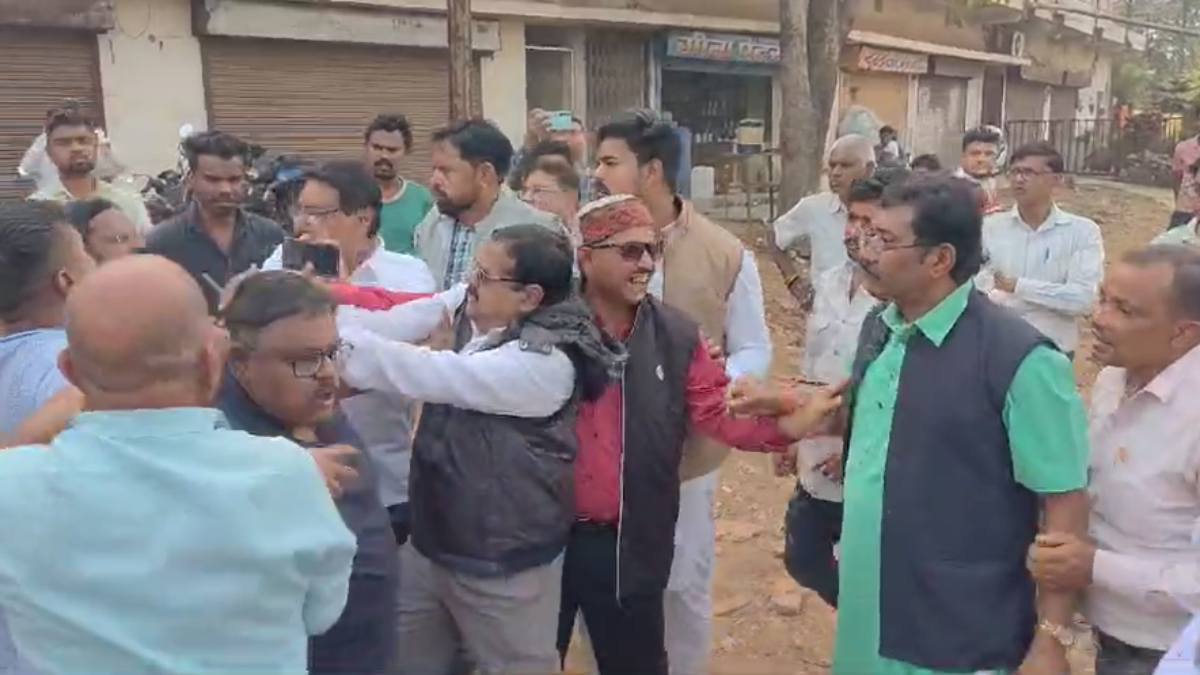 CG News: अवैध कब्जे को लेकर निगम की कार्रवाई के दौरान आपस में भीड़े कांग्रेसी नेता, देखें VIDEO …