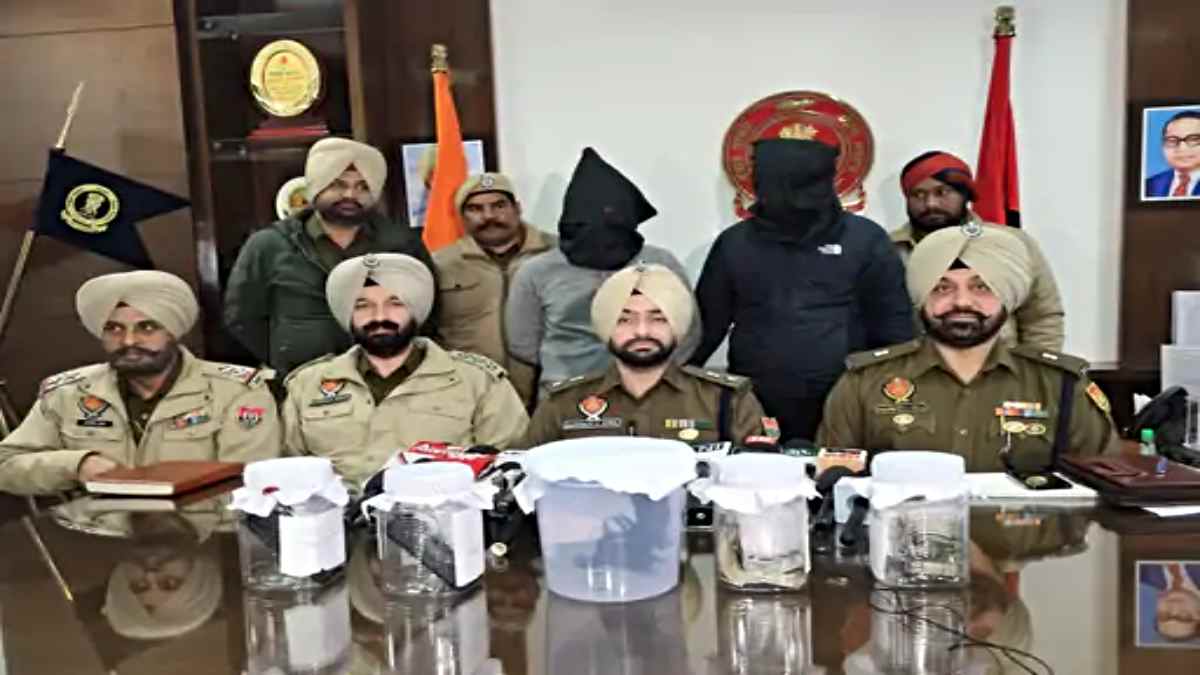 Bank Robbery: शौक पूरा नहीं कर पा रहे थे तो लूट लिया बैंक…