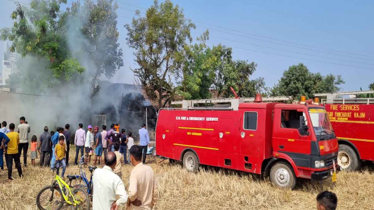 पैरावट में लगी आग, पुलिस और दमकल की तत्परता से पाया गया काबू, बड़ा खतरा टला