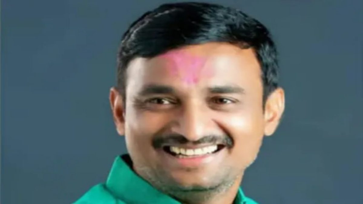 Santosh Deshmukh Murder Case: संतोष हत्याकांड का आरोपी मुंबई पुलिस की गिरफ्त से दूर, उज्जैन में बैठकर कर रहा सोशल मीडिया पोस्ट