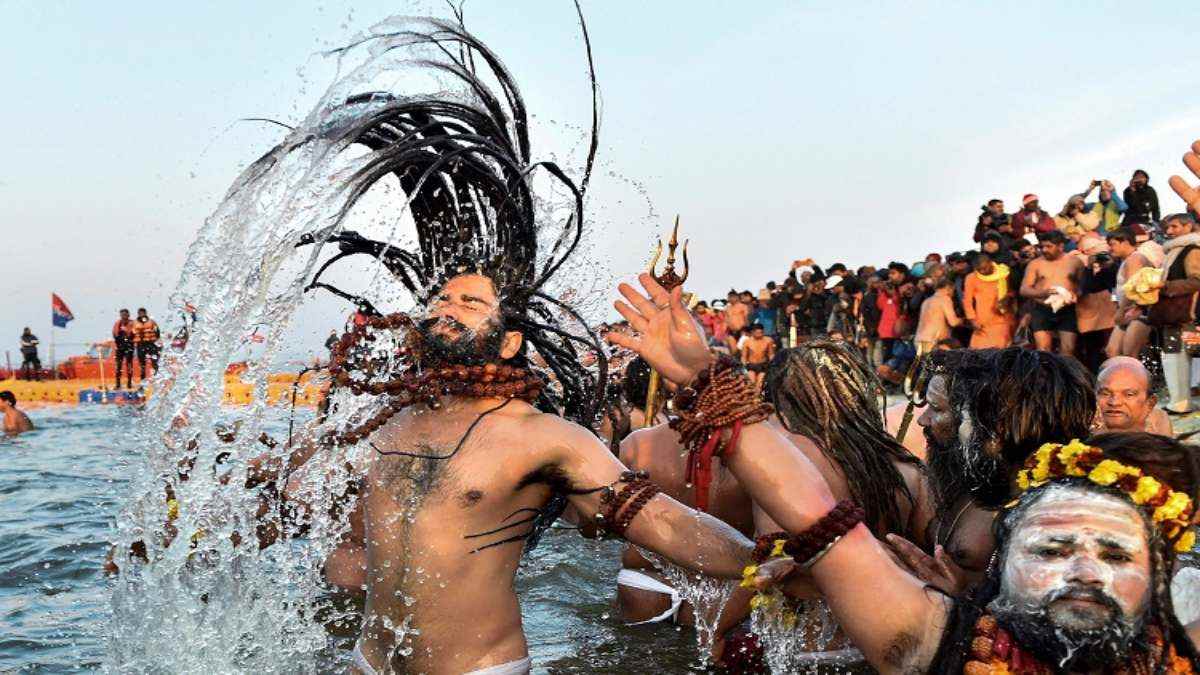 सनातन धर्म की अलख जगाने महाकुंभ आ रही है पवित्र छड़ी यात्रा, जानिए इस यात्रा की कब और किसने की थी शुरुआत