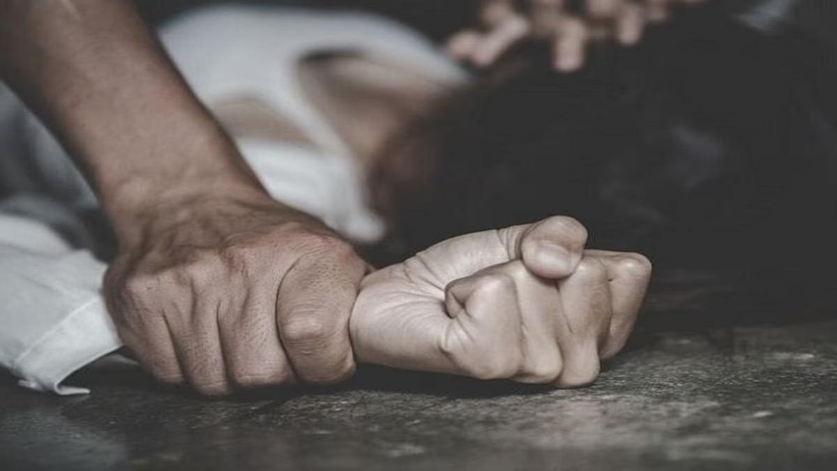 ‘Please मुझे छोड़ दो’… कोचिंग जा रही किशोरी सूने मकान में घसीट ले गए 3 दरिदें, फिर बारी-बारी से मिटाई हवस की प्यास, UP में ऐसे सेफ रहेंगी बेटियां?