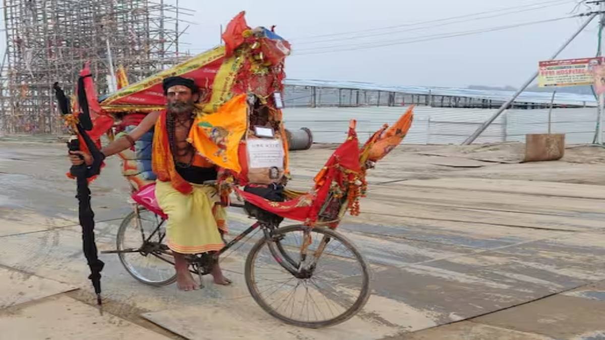 साइकिल पर आश्रम! धर्म ध्वजा, बिस्तर, आसन सब कुछ एक bicycle पर, बिहार से संगम नगरी पहुंचे ये संत