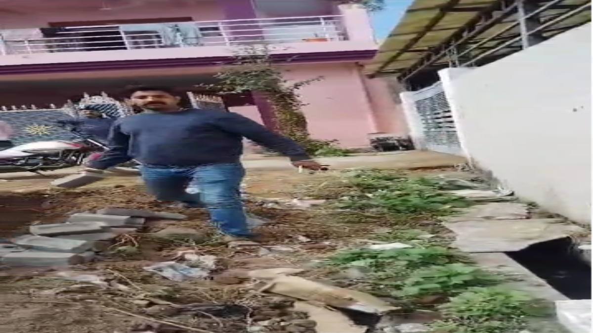 पालिका कर्मचारियों से मारपीटः नाली निर्माण रोकने गए कर्मियों पर ईंट से किया हमला, वीडियो वायरल