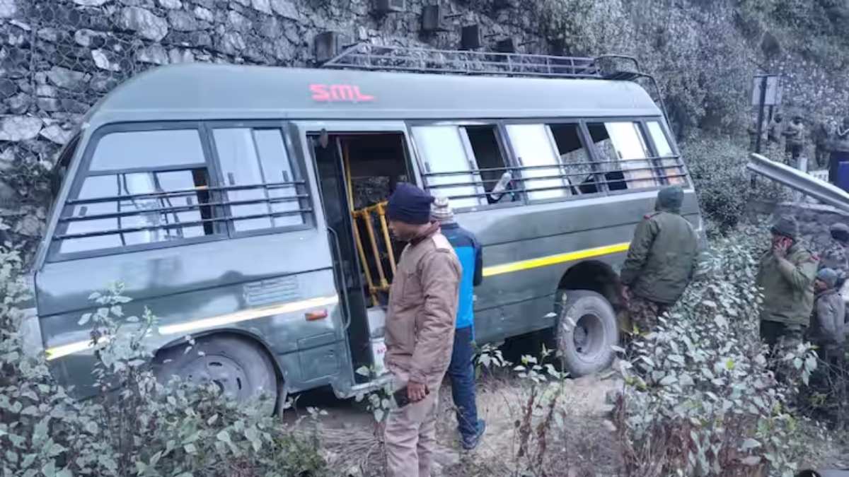 Uttarakhand Accident: खाई में पलटी जवानों से भरी बस, 1 गंभीर घायल