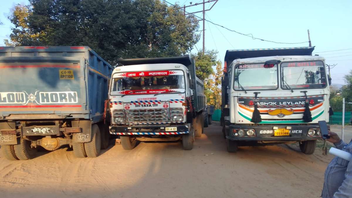 CG News: अवैध खनन और परिवहन पर प्रशासन की बड़ी कार्रवाई, 11 हाइवा और 8 ट्रैक्टर जब्त