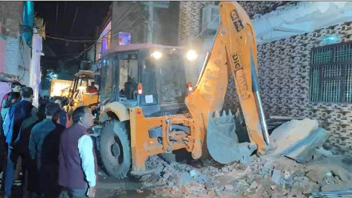 रात में चली निगम की JCB: गोबर फैलाने के आरोप में की कार्रवाई, डेयरी संचालक ने किया विरोध, FIR दर्ज