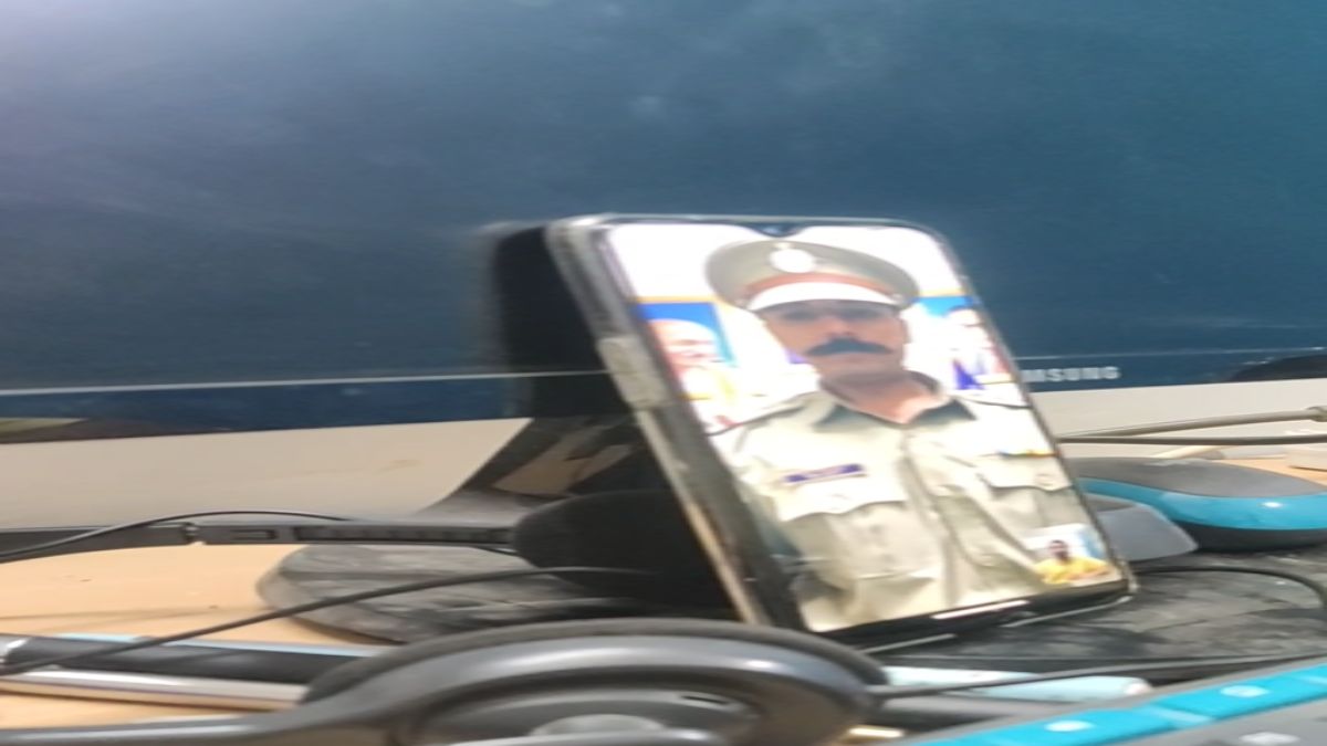 डिजिटल अरेस्ट का लाइव वीडियोः पुलिस की वर्दी वाले ठग का युवक ने बनाया वीडियो, फोन काटने के बाद भी करता रहा कॉल