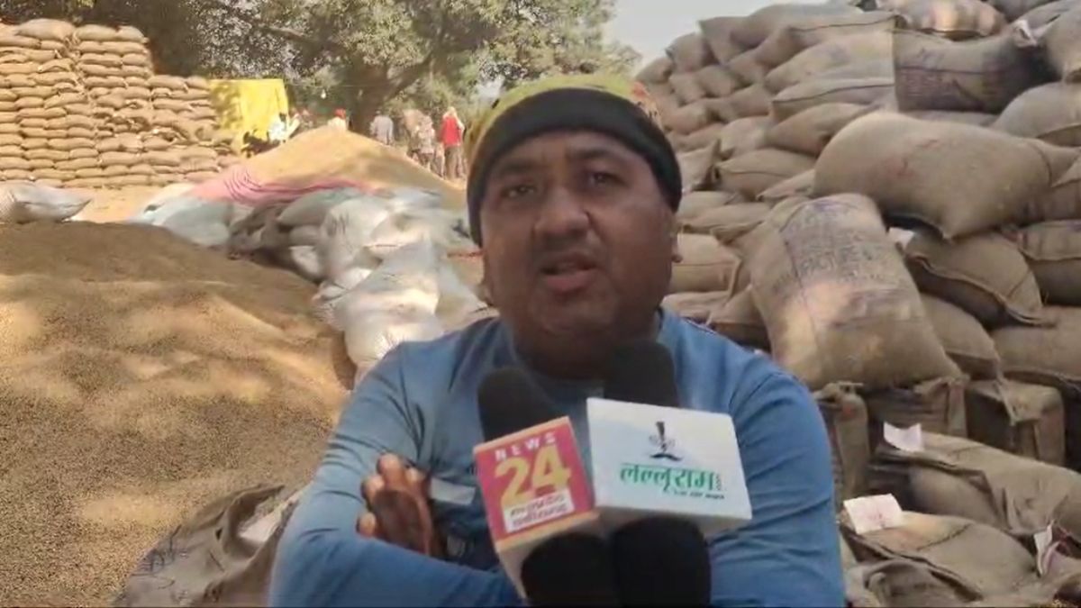 परिवहन की धीमी रफ्तार से केंद्र में लगा धान का अंबारः किसानों ने कलेक्टर से लगाई गुहार, 15 खरीदी केंद्रों में परिवहन नहीं होने से अन्नदाता परेशान