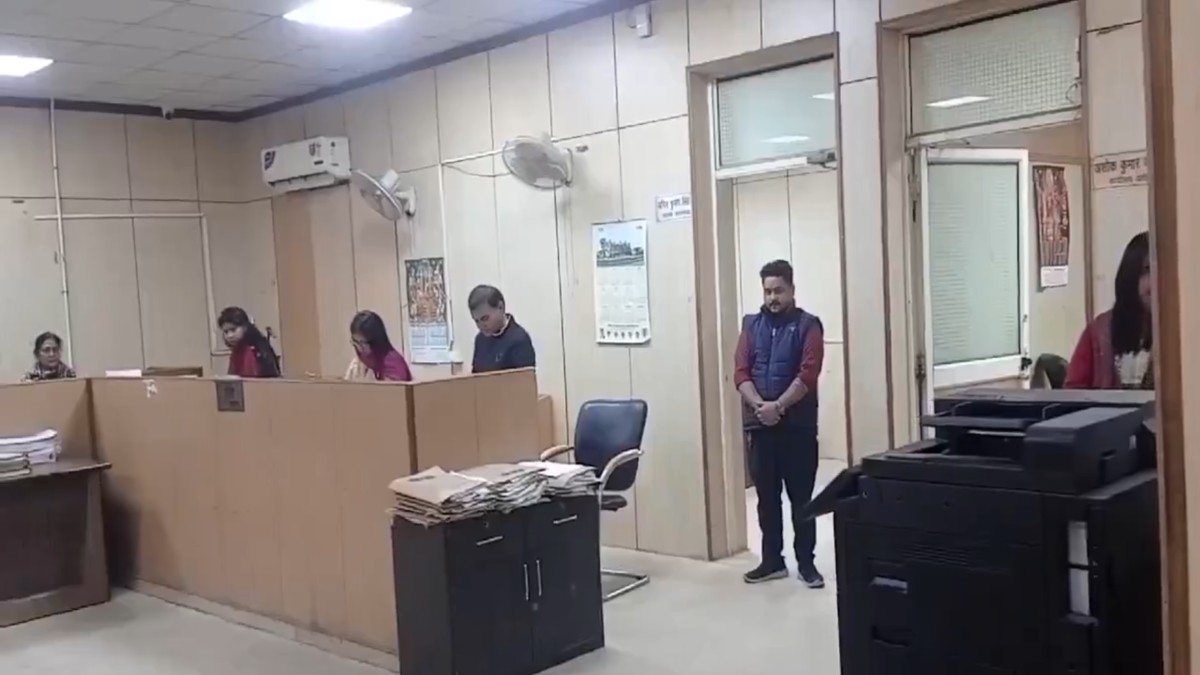 स्कूल प्रिंसिपल के रूप में दिखें CEO नोएडा अथॉरिटी, आवासीय भूखंड के कर्मचारियों को दी ये PUNISHMENT… Video वायरल