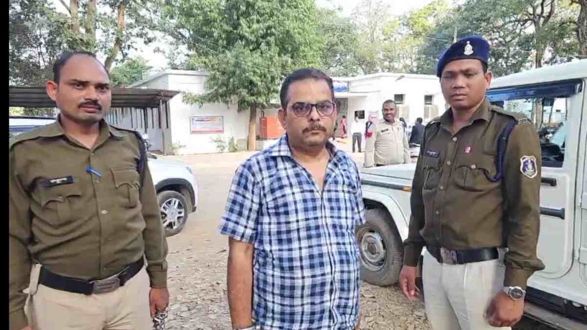 शेयर ट्रेडिंग के नाम पर करोड़ों की ठगी : 3 दिन की रिमांड पर मुख्य आरोपी, दुबई से जुड़ा है कनेक्शन, भारत में फैले नेटवर्क का भंडाफोड़ करेगी CG Police