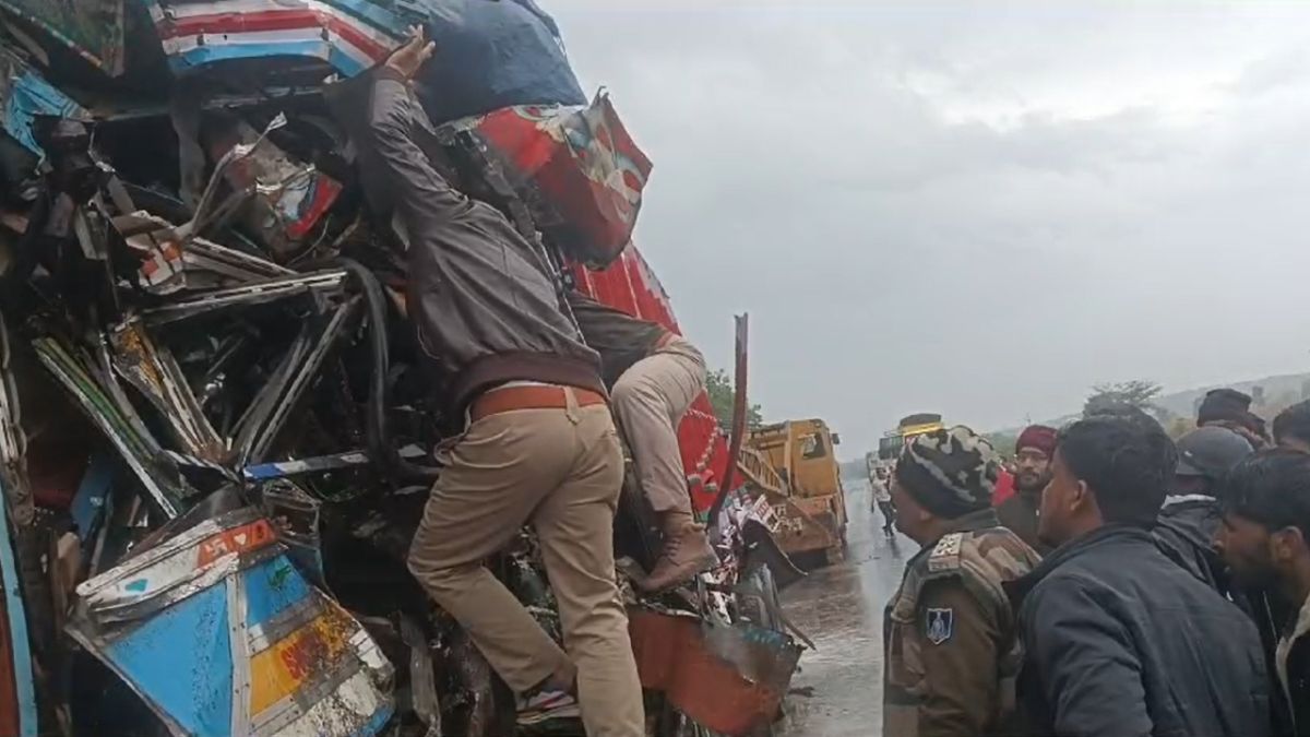 दो ट्रकों में सीधी भिड़ंतः दोनों वाहन चालकों की मौके पर ही दर्दनाक मौत, एक क्लीनर की स्थिति गंभीर