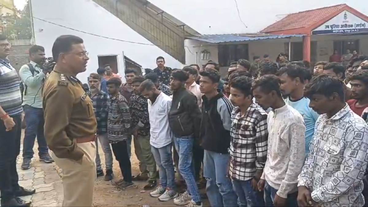 100 से अधिक चाकूबाजों और हिस्ट्रीशीटरों को क्राईम ब्रांच में किया गया हाजिर, SSP ने दी कड़ी समझाईश…