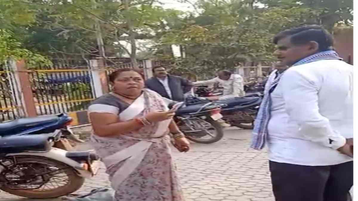 अब भाजपा नेत्री का वीडियो वायरल : जनपद के कर्मचारी ने दुर्व्यवहार करने का लगाया आरोप, थाने में मामला दर्ज, इधर महिला नेत्री ने कहा – बिना जांच हो रही एकतरफा कार्रवाई