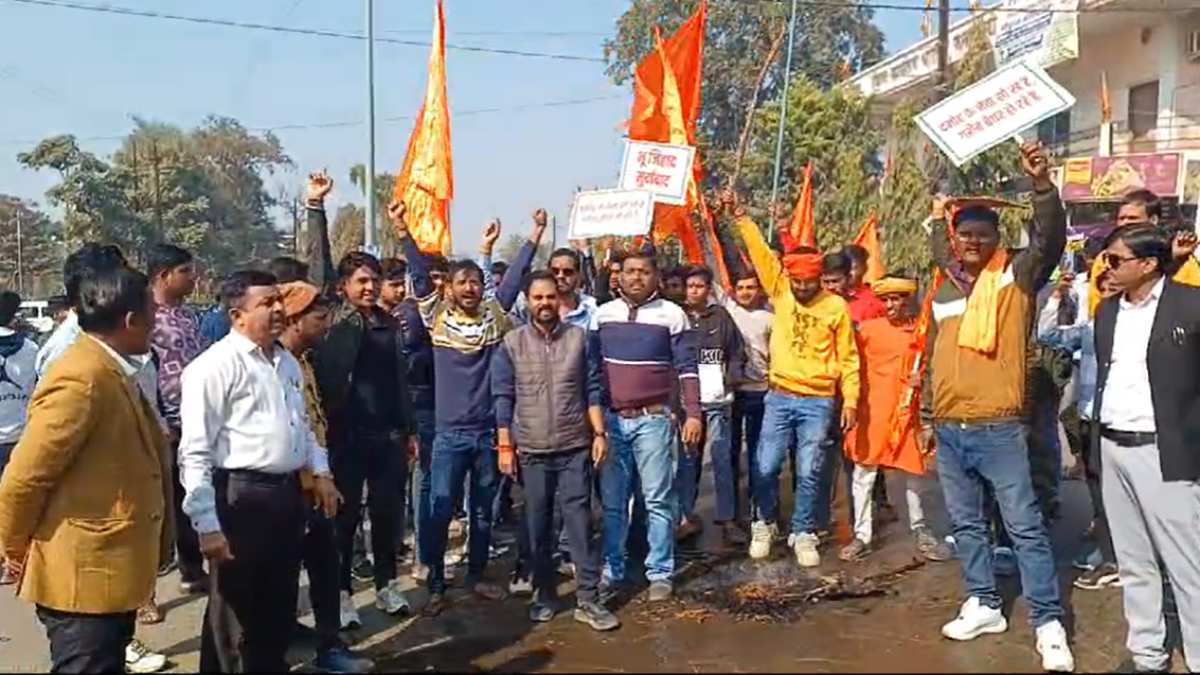 अतिक्रमण कार्रवाई में भेदभावः आक्रोशित लोगों ने तहसीलदार का जलाया पुतला, दबंगों और अमीरों पर नही हो रही कारवाई, हिंदू संगठनों ने SDM को सौंपा ज्ञापन