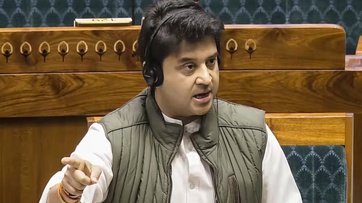 ‘लेडी किलर’ हैं ज्योतिरादित्य सिंधिया… TMC सांसद कल्याण बनर्जी ने संसद भवन में की टिप्पणी, NDA सांसदों का हंगामा, जानें Scindia ने क्या दी प्रतिक्रिया