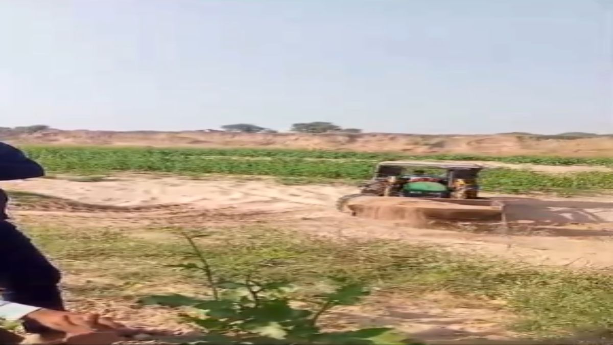रेत माफियाओं के हौसले बुलंदः बंदूक की नोक पर दिनदहाड़े नदी से उठा रहे रेत