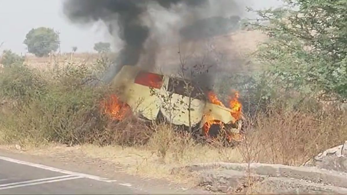 दर्दनाक सड़क हादसाः कार में भीषण आग लगने से जिंदा जला चालक, वाहन जलकर राख