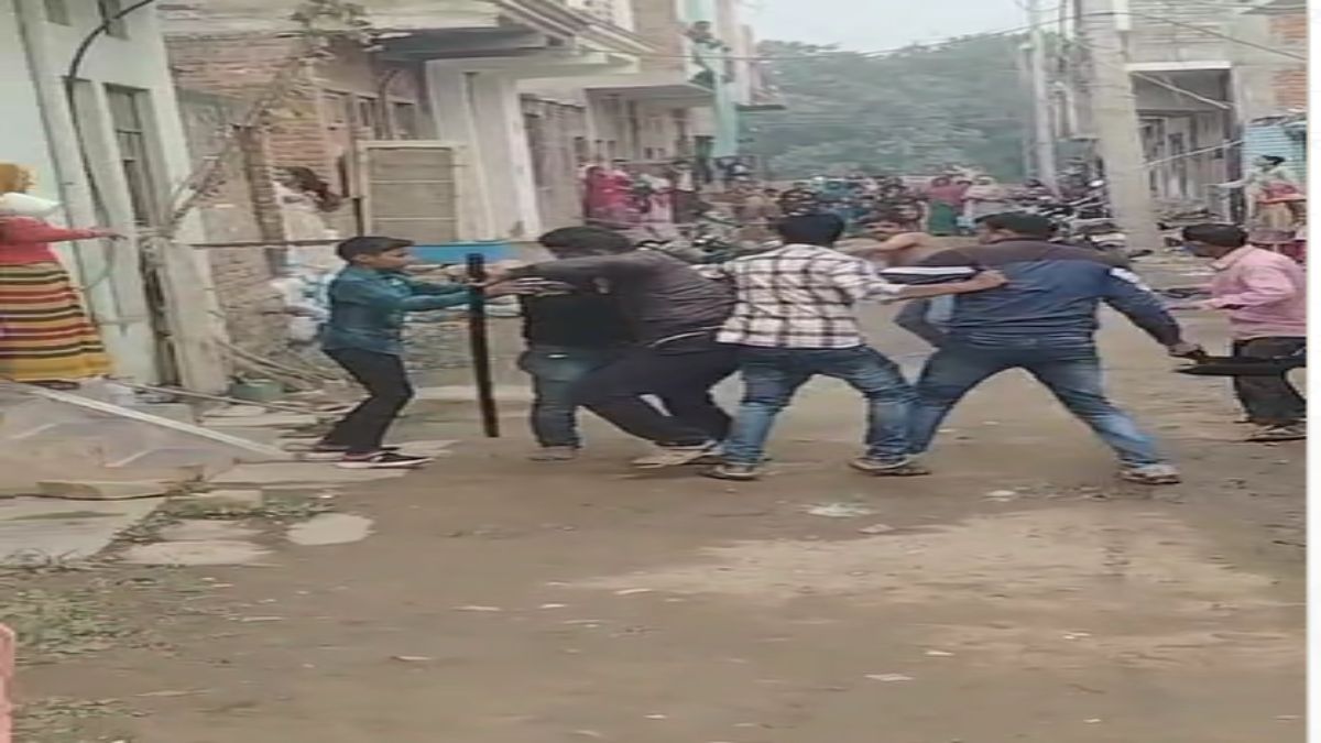 बिजली चोरी के लिए तार डालने पर दो पक्षों में विवादः जमकर चले लाठी डंडे, पुलिस ने नहीं की कोई कार्रवाई