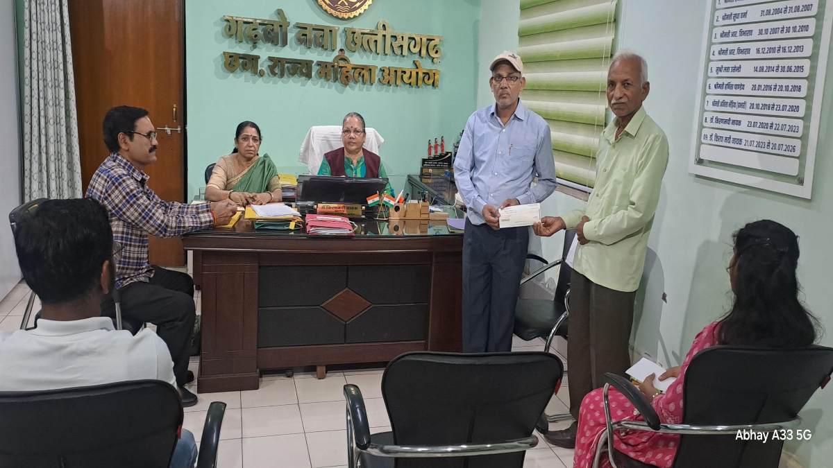 महिला आयोग ने पीड़िता को दिलाया 20 लाख की क्षतिपूर्ती, तो इधर ठगी की शिकार हुई महिला को दिलाया जमीन वापस…