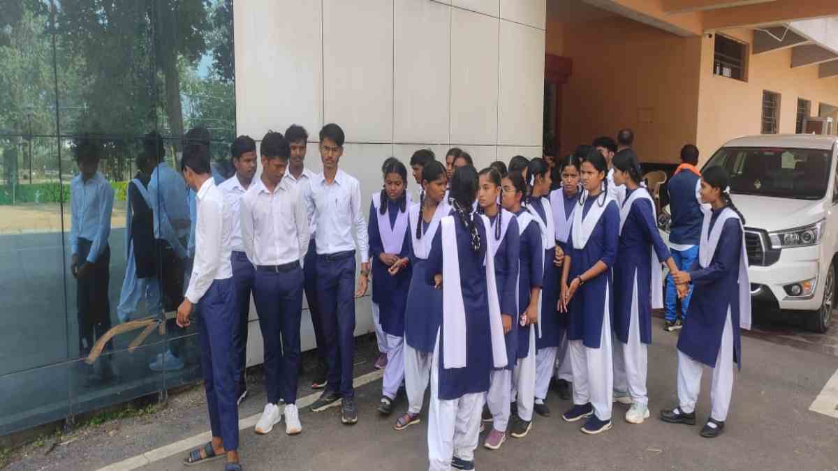 बॉयफ्रेंड-गर्लफ्रेंड का नाम पूछते हैं टीचर : प्राचार्य और शिक्षक के खिलाफ लामबंद हुए स्टूडेंट्स, कलेक्टोरेट पहुंचकर बताई पीड़ा, कहा – मानसिक प्रताड़ना दे रहा स्टॉफ