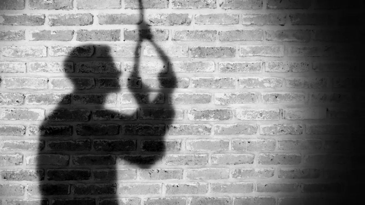 छुट्टी पर घर आए पुलिसकर्मी ने लगाई फांसी, एक ही जिले के 12 जवान दे चुके है जान, जानिए क्या है वजह