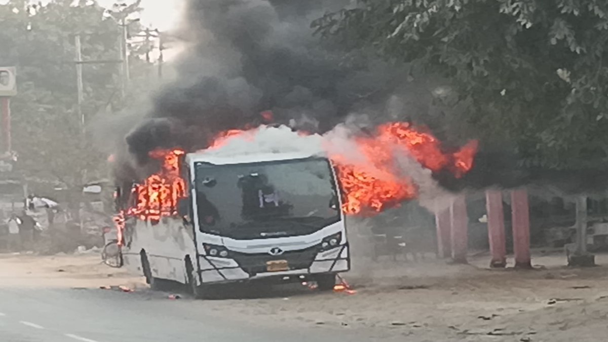 सड़क किनारे खड़ी बस का टायर बदल रहा था ड्राइवर, अचानक धू-धूकर जलने लगी, दुकान बंद कर भागे लोग