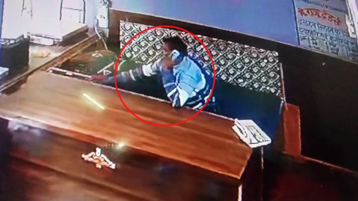 चोरी का LIVE VIDEO: दिनदहाड़े गल्ले से पार किया 45 हजार, पलक झपकते हो गए रफूचक्कर