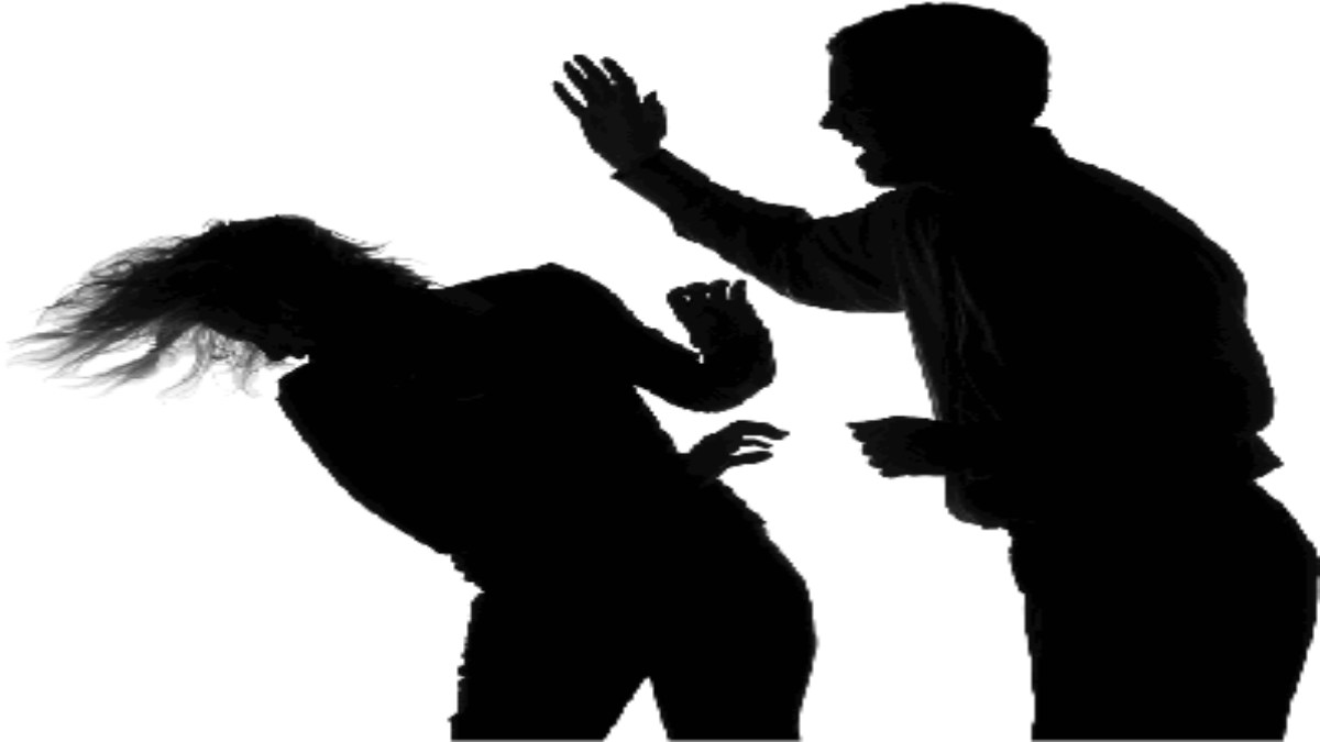 बेटे ने थाने में घुसकर की मां की पिटाई: बचाने आई पुलिस को धमकी देते हुए बोला- गाेली मारकर तेरी खोपड़ी तोड़ दूंगा
