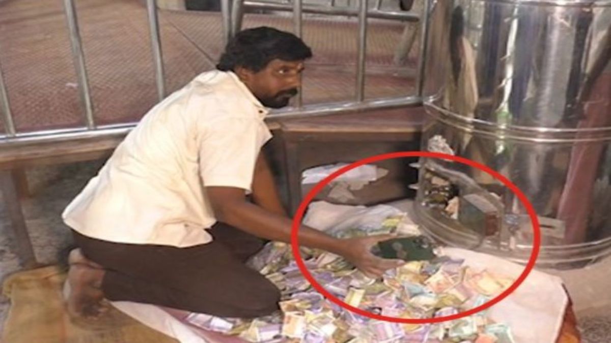 दान पेटी में गिरा iPhone, मंदिर समिति ने कहा ‘अब ये भगवान का है, सिम-डाटा ले जाओ’