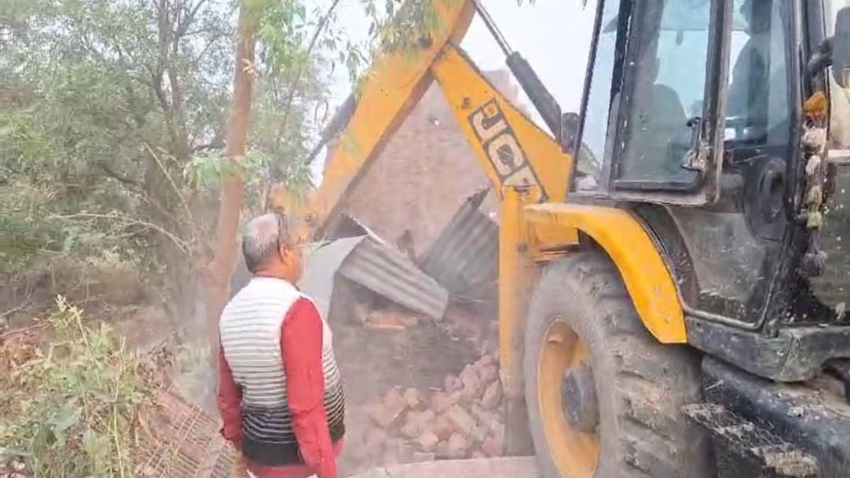फिर गरजा बुलडोजर : ग्राम सभा की जमीन पर अवैध कब्जे का प्रशासन ने किया सफाया, कई बार नोटिस देने के बाद टीम ने लिया एक्शन