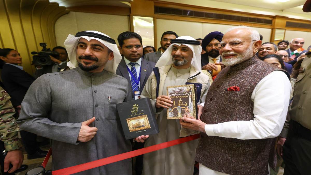 PM Modi Kuwait Visit: कुवैत पहुंचे पीएम मोदी, हुआ जोरदार स्वागत, रामायण और महाभारत का अरबी में अनुवाद करने वाले अब्दुल्ला अल-बरौन और अब्दुल लतीफ अल-नेसेफ से की मुलाक़ात